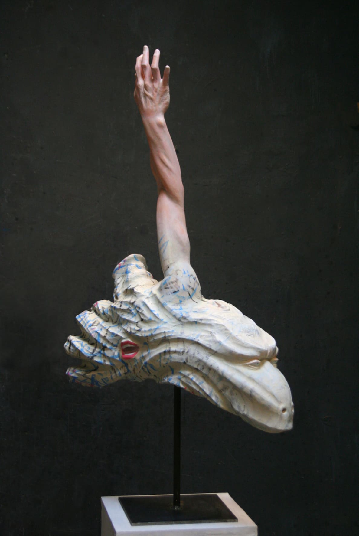 современная фигуративная полихромная скульптура Химера