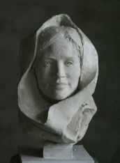 скульптурный портрет молодой женщины