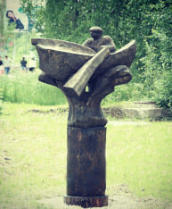 Современная фигуративная парковая деревянная скульптура