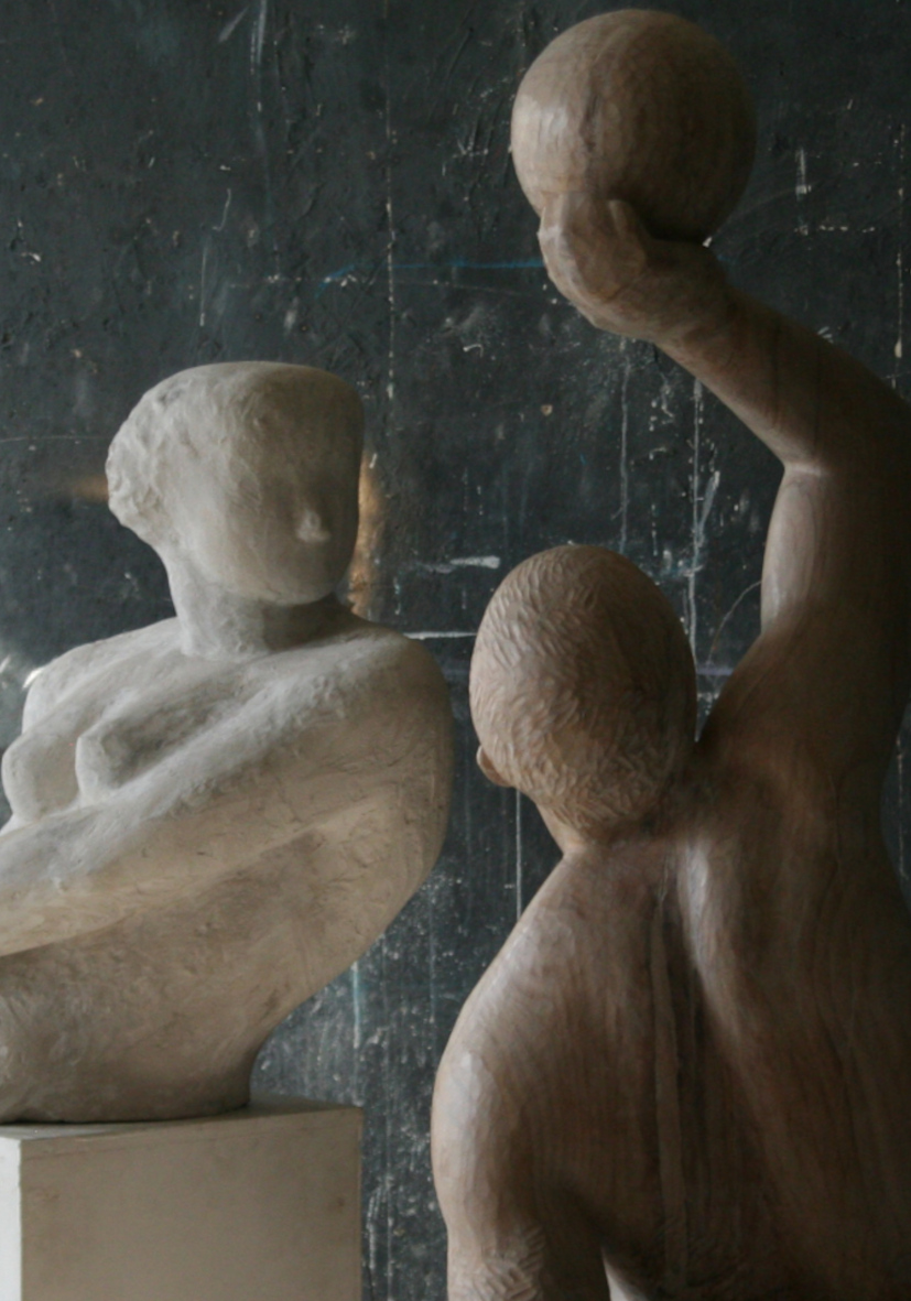 современная фигуративная скульптура для интерьера